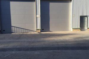 Industrial sectional doors