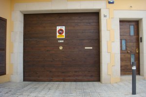 Puerta basculante madera pino teñido