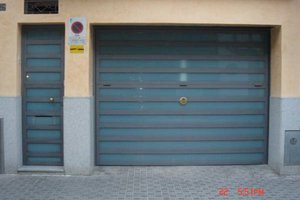 Porta per als vianants i basculant mixta vidre ferro